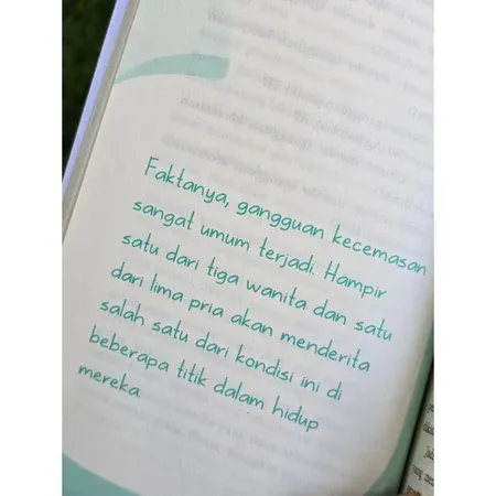 Buku Overcoming Anxiety (Berdamai dengan Rasa Cemas Untuk Hidup yang Lebih Tenang dan Bahagia) oleh Dr. Tim Cantopher